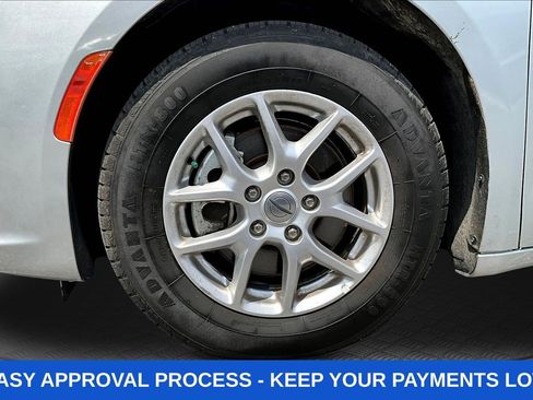 Used 2024 Chrysler Pacifica Touring-L FWD image 37