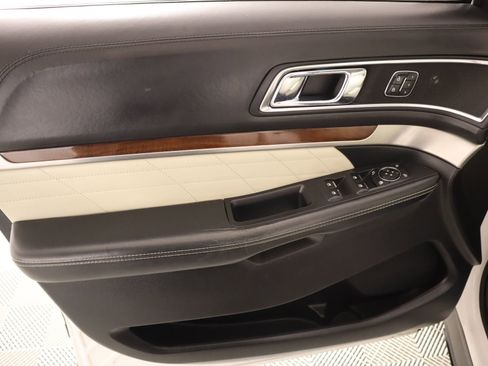 Used 2017 Ford Explorer Platinum image 19