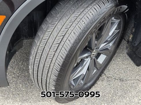 Used 2024 Volkswagen Tiguan SE w/ Panoramic Sunroof Package FWD image 22