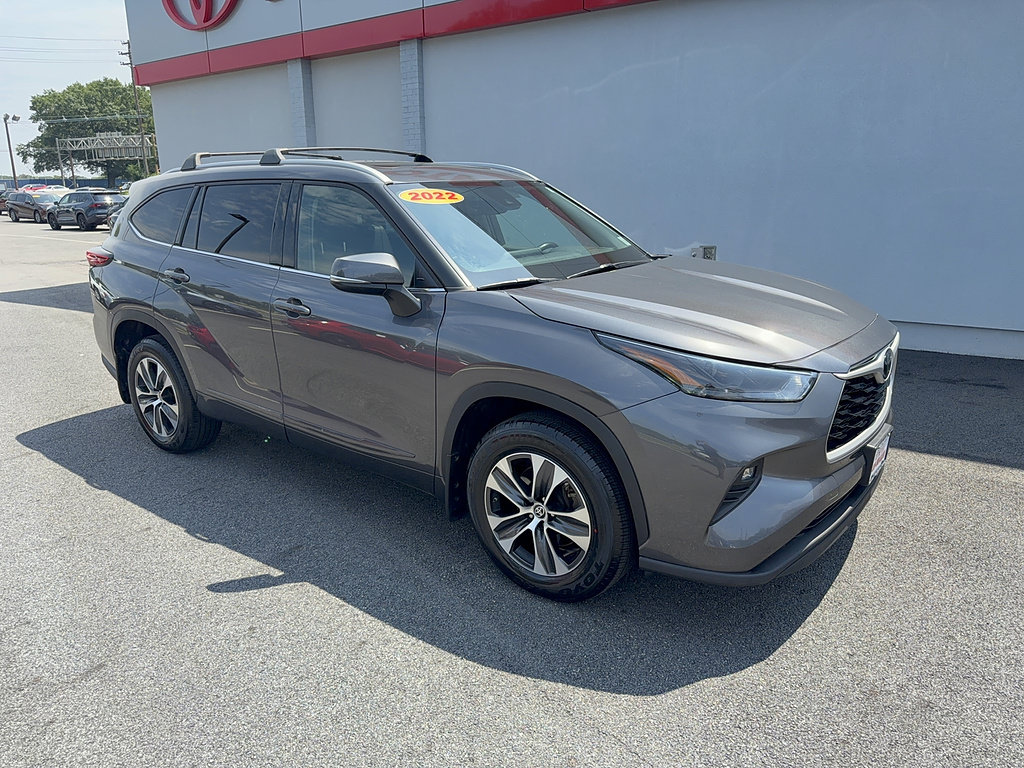 Used 2022 Toyota Highlander XLE AWD/4WD image 2
