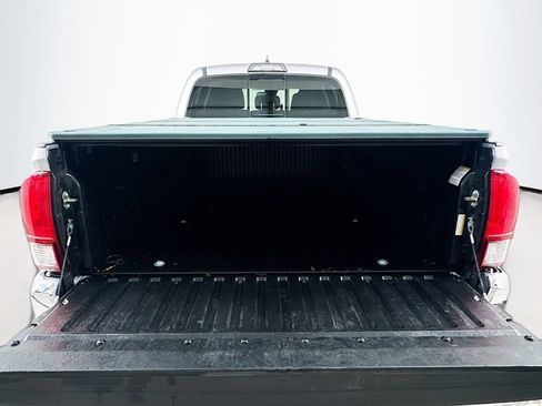 Used 2018 Toyota Tacoma SR5 AWD/4WD image 29