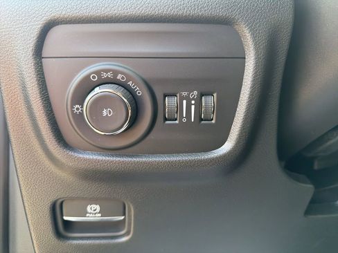 Used 2025 Jeep Grand Cherokee Limited w/ Black Appearance Package AWD/4WD image 33