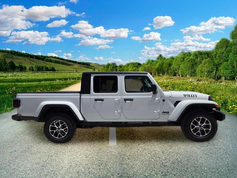 Used 2021 Jeep Gladiator Overland AWD/4WD image 7