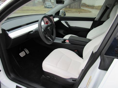 Used 2022 Tesla Model Y Performance image 9