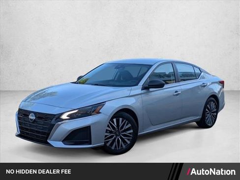 Used 2024 Nissan Altima 2.5 SV FWD image 1