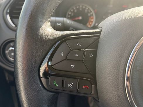 Used 2019 Jeep Renegade Altitude w/ UConnect 8.4 Nav Group image 9