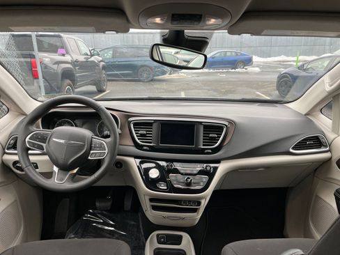 Used 2023 Chrysler Voyager LX image 35