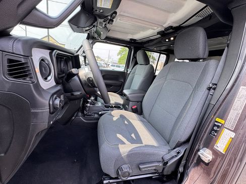 Used 2025 Jeep Wrangler Unlimited Sahara AWD/4WD image 13