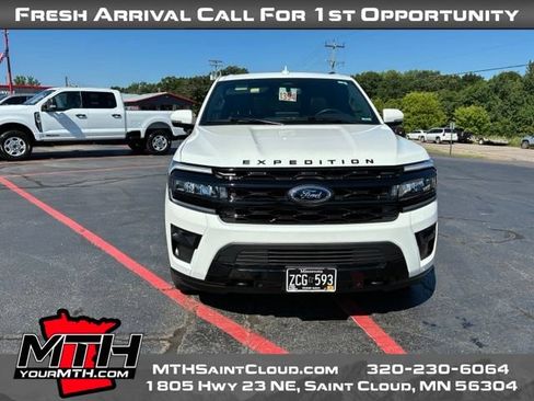 Used 2024 Ford Expedition Limited AWD/4WD image 3