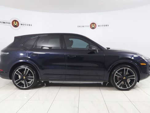 Used 2022 Porsche Cayenne Platinum Edition w/ Premium Package Plus AWD/4WD image 2