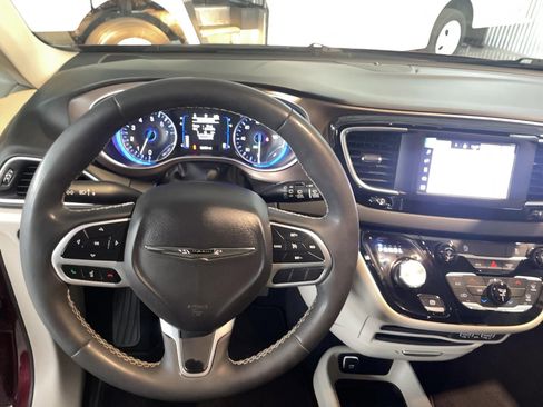 Used 2022 Chrysler Voyager LX image 13