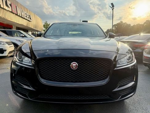 Used 2019 Jaguar F-PACE Premium image 2