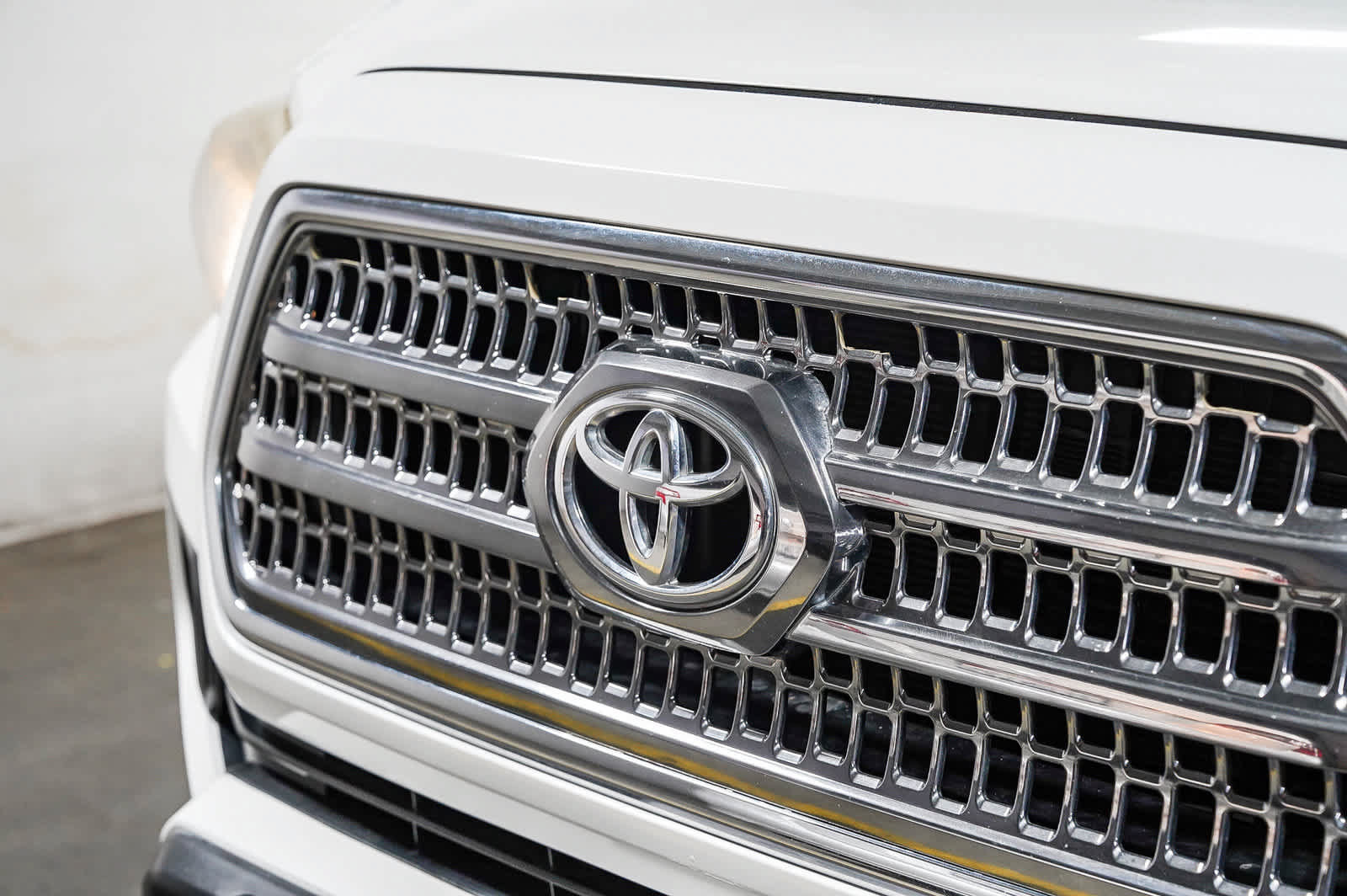 Certified 2016 Toyota Tacoma SR5 w/ SR5 Appearance Package (SN) RWD image 8