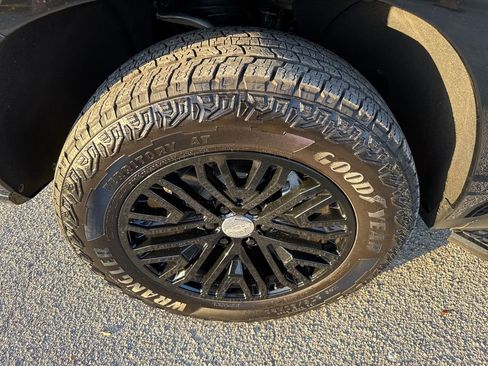 Used 2025 Chevrolet Tahoe Z71 w/ Comfort Package image 13