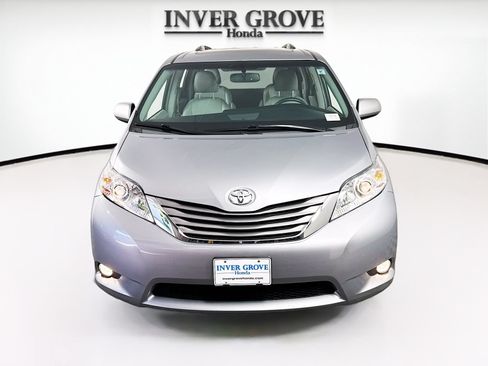 Used 2017 Toyota Sienna XLE Premium AWD/4WD image 2