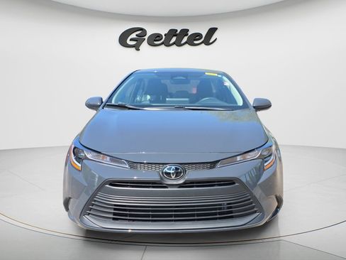 Used 2025 Toyota Corolla LE image 2