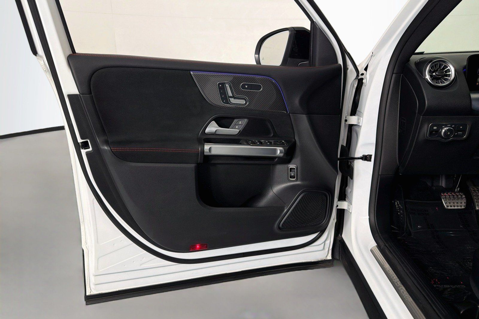 Used 2023 Mercedes-Benz GLB 250 image 21