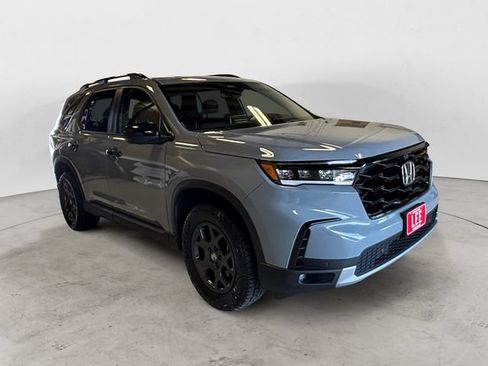 Used 2025 Honda Pilot TrailSport image 8