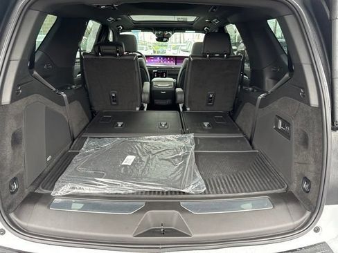 Certified 2026 Cadillac Escalade Luxury w/ LPO, Radiant Package AWD/4WD image 22