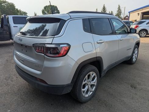 Used 2024 Jeep Compass Latitude w/ Convenience Group AWD/4WD image 11