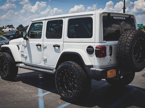 Used 2018 Jeep Wrangler Unlimited Sahara w/ Dual Top Group AWD/4WD image 9