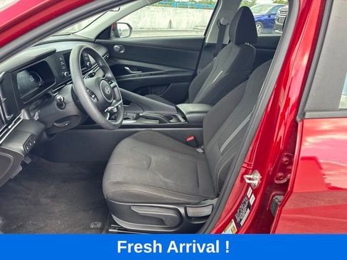 Used 2024 Hyundai Elantra SE FWD image 2