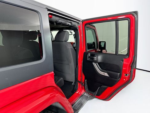 Used 2013 Jeep Wrangler Unlimited Sahara w/ Dual Top Group AWD/4WD image 25