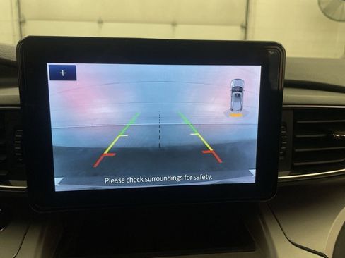 Used 2022 Ford Explorer XLT w/ Equipment Group 202A image 9