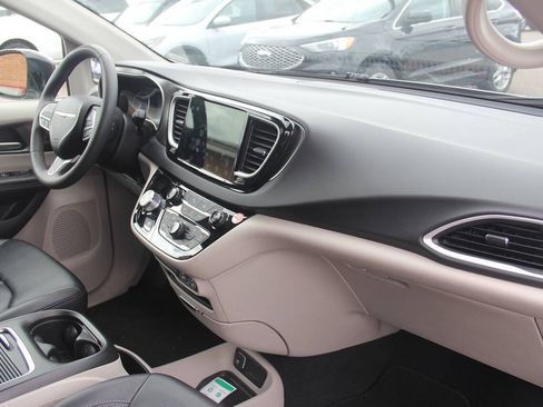 Used 2024 Chrysler Pacifica Touring-L FWD image 29
