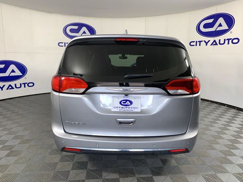 Used 2020 Chrysler Pacifica Touring w/ Tire & Wheel Group FWD image 4