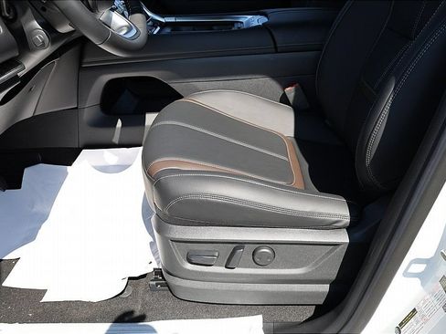 New 2026 Nissan Armada SL w/ Captain's Chari Seat Package AWD/4WD image 18