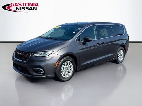 Used 2023 Chrysler Pacifica Touring-L FWD image 3