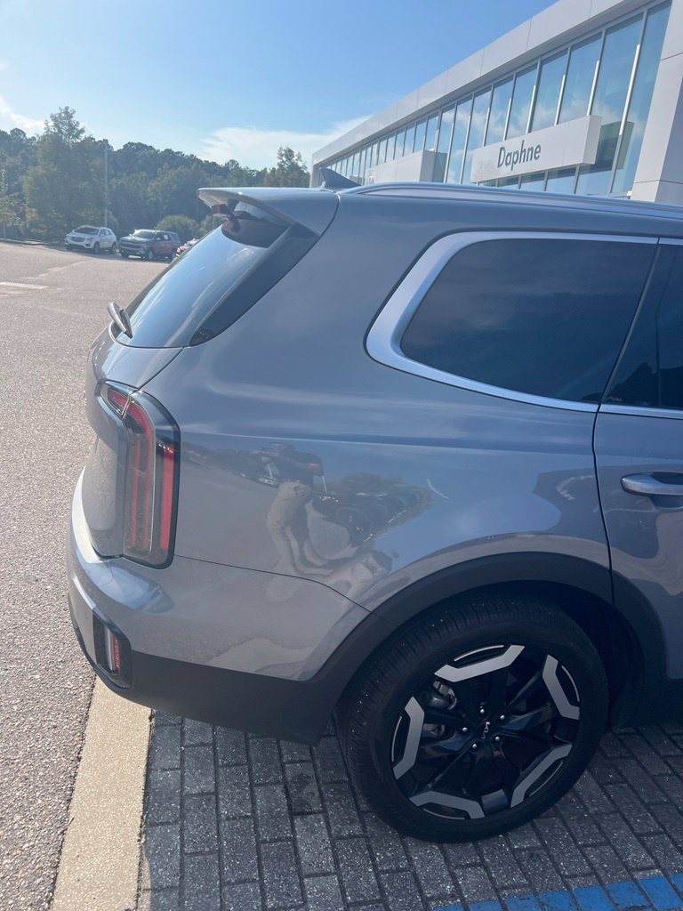 Used 2025 Kia Telluride EX w/ EX Captain's Chair Package FWD image 9