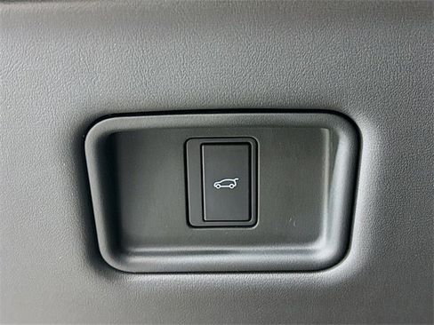 Used 2025 Land Rover Range Rover Sport SE image 32