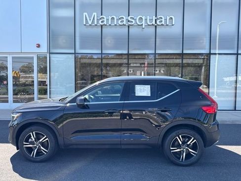 Used 2025 Volvo XC40 B5 Core AWD/4WD image 2
