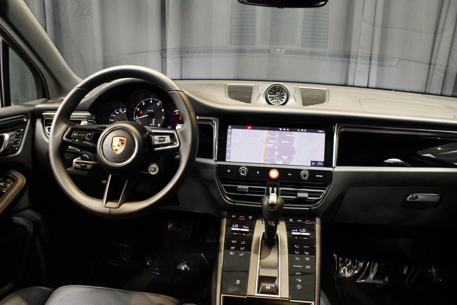 Certified 2026 Porsche Macan AWD/4WD image 4