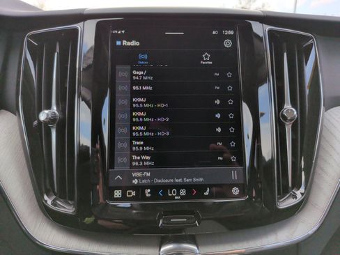 Used 2025 Volvo XC60 B5 Plus image 26