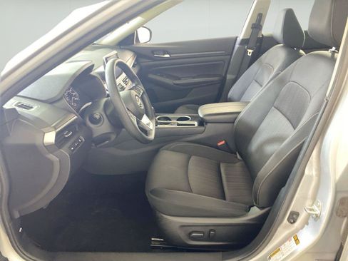 Used 2024 Nissan Altima 2.5 SV FWD image 9