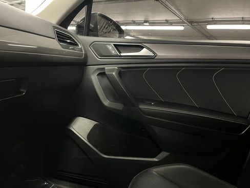 Used 2023 Volkswagen Tiguan SE w/ Panoramic Sunroof Package image 32