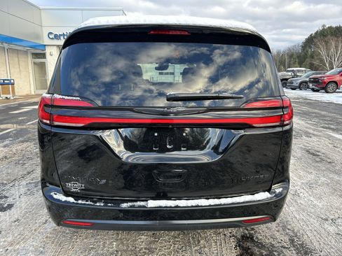 Used 2025 Chrysler Pacifica Limited image 26