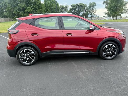 Used 2022 Chevrolet Bolt EUV Premier w/ Sun & Sound Package FWD image 4