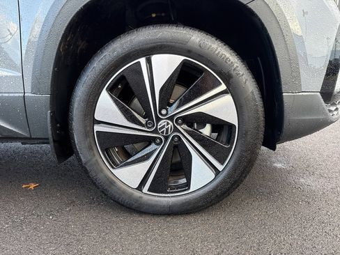 Used 2024 Volkswagen Taos SE w/ Panoramic Sunroof Package image 9