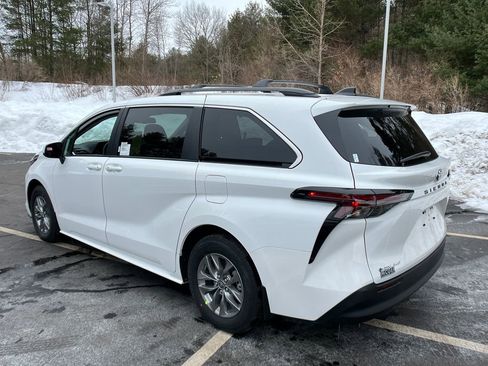 New 2026 Toyota Sienna LE image 3