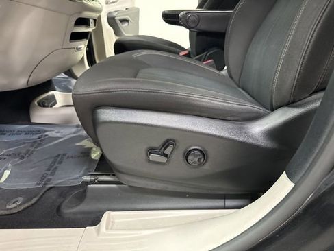 Used 2020 Chrysler Voyager LX FWD image 4