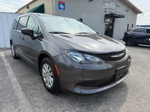 Used 2021 Chrysler Voyager L FWD image 7