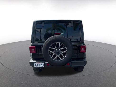 Used 2025 Jeep Wrangler Sahara image 12