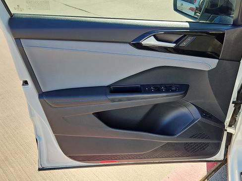 Certified 2024 Volkswagen Taos SE image 12