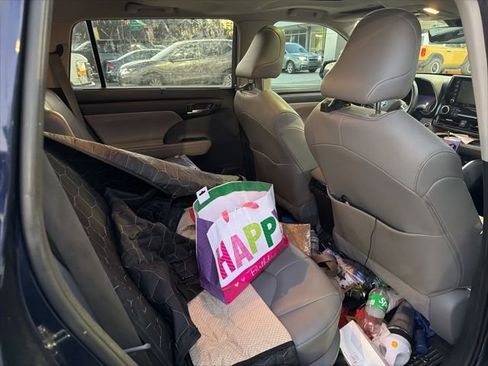 Used 2020 Toyota Highlander XLE image 25