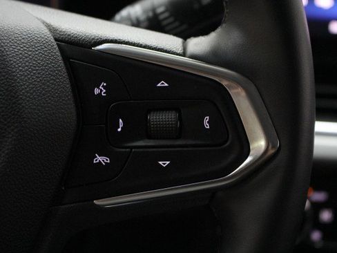 Used 2025 Chevrolet Trax LT w/ LT Convenience Package image 12