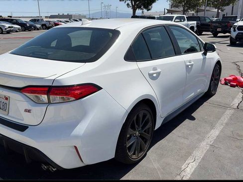 Used 2025 Toyota Corolla SE image 2